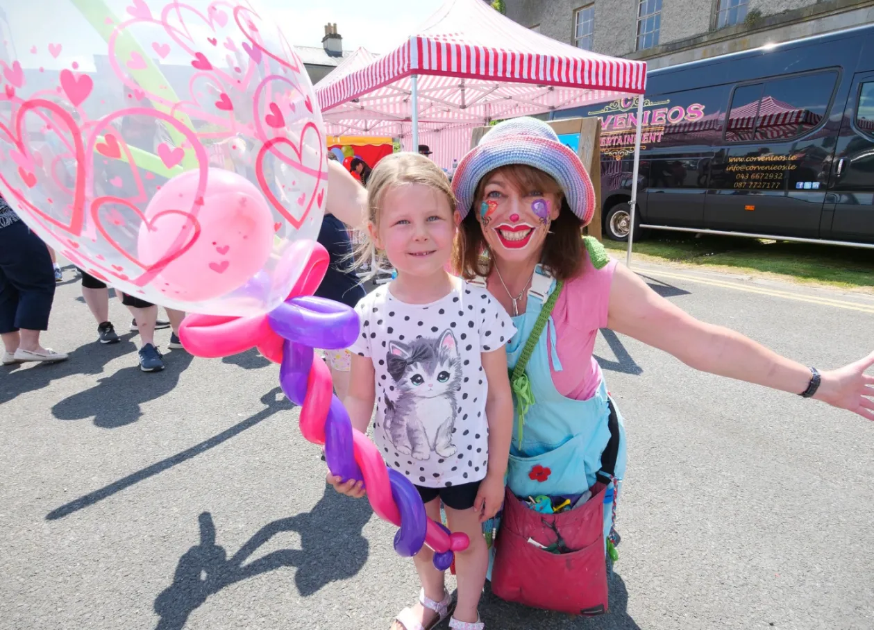 Balloon Modelling, Face painting and Airbrush/Glitter tattooing